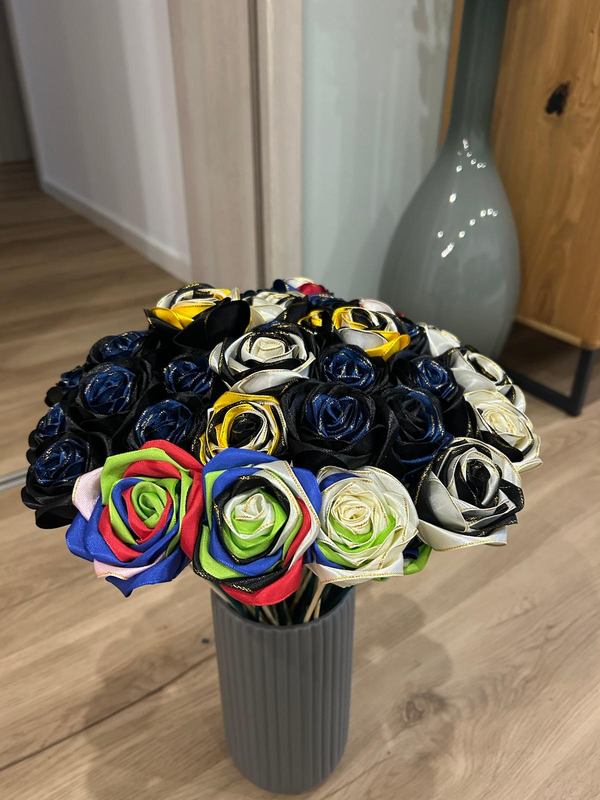 Strauß aus Satinrosen in Blau, Schwarz und Creme mit bunten Akzentrosen in Grün, Rot und Blau