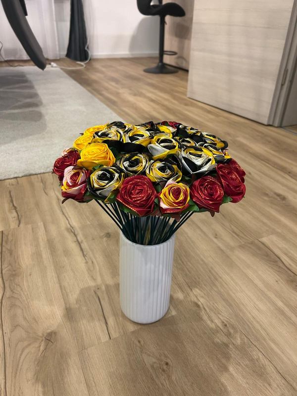 Strauß aus handgewickelten Satinrosen in Gelb, Schwarz, Weiß und Bordeaux in weißer Vase