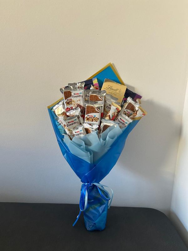 Süßigkeiten-Strauß in blauem Papier mit Kinder Country, Kinder Cards und Lindt-Tafeln